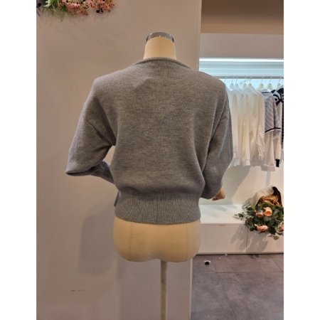 사선 포인트 라운드넥 니트