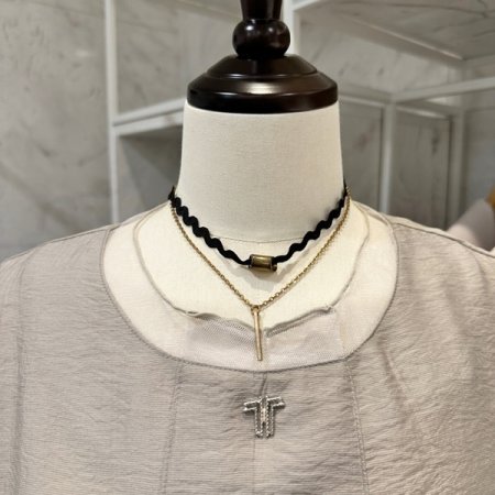 영문 장식 블라우스