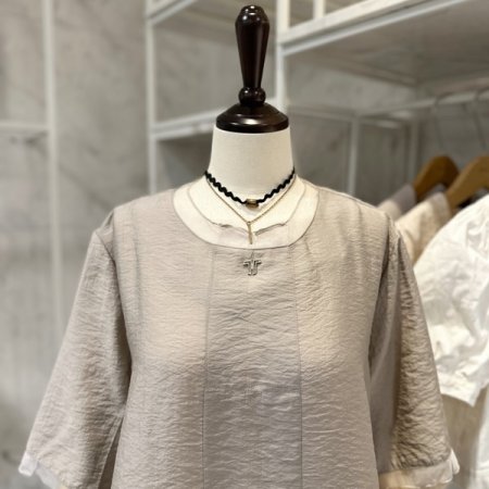 영문 장식 블라우스