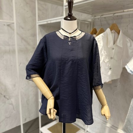 영문 장식 블라우스