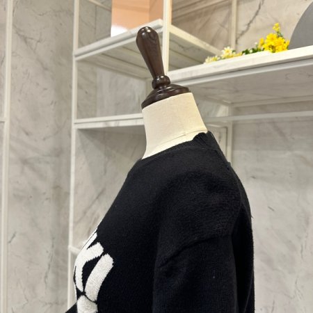 영문레터링 라운드넥 니트