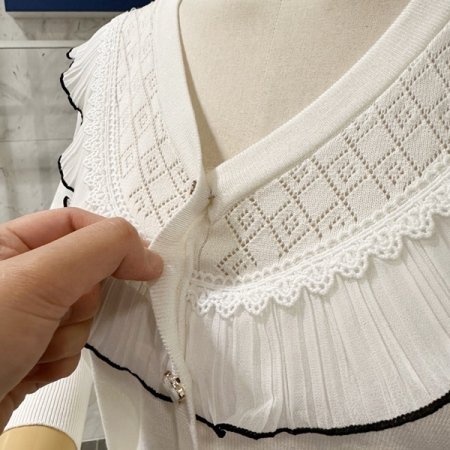 브이넥 프릴 니트