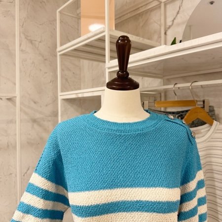 어깨 메탈 장식 니트