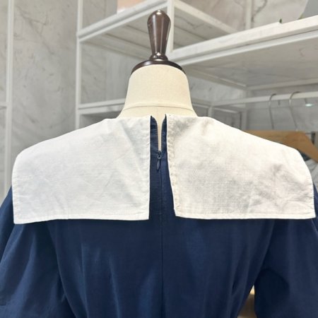 세일러 벨티드 원피스