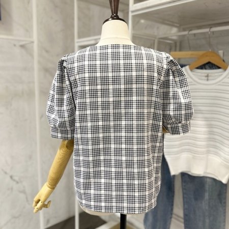 체크 스퀘어넥 블라우스