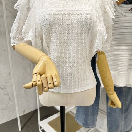 어깨 러플 펀칭 블라우스