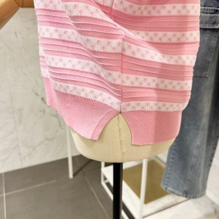 옆트임 패턴 라운드 니트