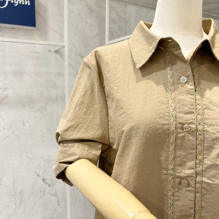 포켓 자수 카라 블라우스