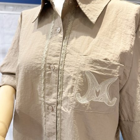 포켓 자수 카라 블라우스