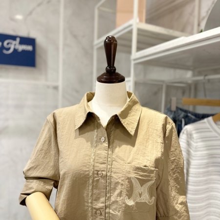 포켓 자수 카라 블라우스