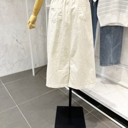 단추장식 뒷밴딩 스커트