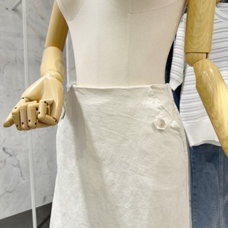 단추장식 뒷밴딩 스커트