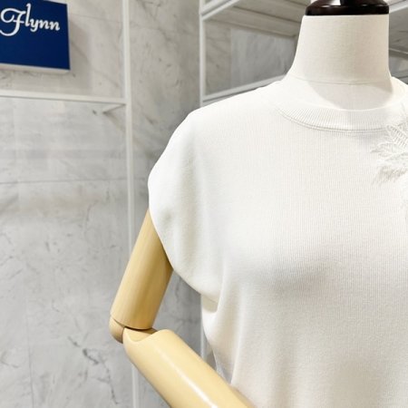 어깨 꽃 장식 니트