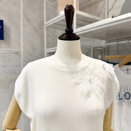 어깨 꽃 장식 니트