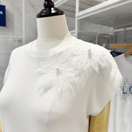 어깨 꽃 장식 니트