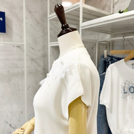 어깨 꽃 장식 니트