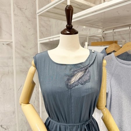 나뭇잎 자수 민소매 원피스