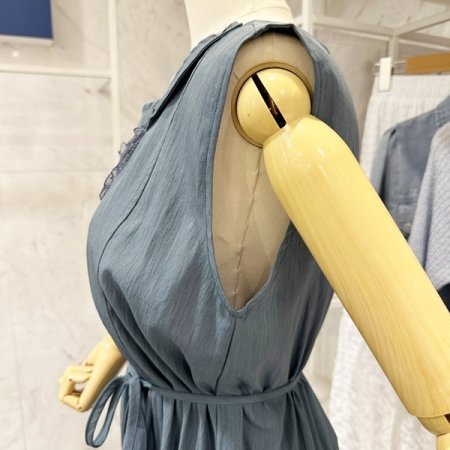 나뭇잎 자수 민소매 원피스