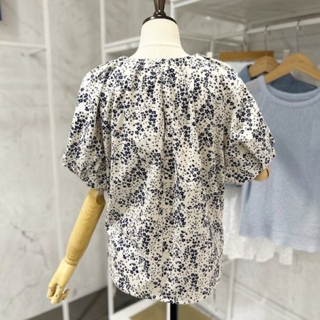 잔꽃 퍼프 앞 스트링 블라우스