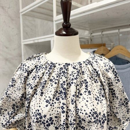 잔꽃 퍼프 앞 스트링 블라우스