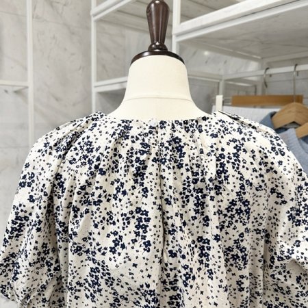 잔꽃 퍼프 앞 스트링 블라우스