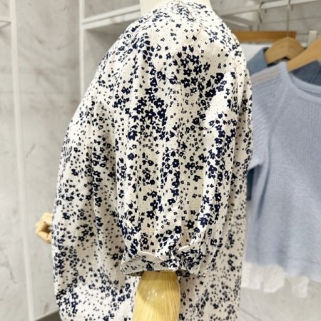 잔꽃 퍼프 앞 스트링 블라우스