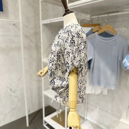 잔꽃 퍼프 앞 스트링 블라우스