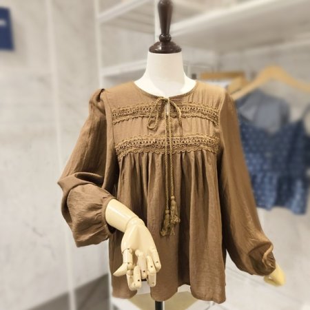 태슬 펀칭 레이스 블라우스