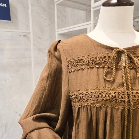 태슬 펀칭 레이스 블라우스