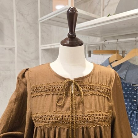 태슬 펀칭 레이스 블라우스