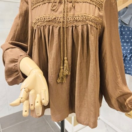 태슬 펀칭 레이스 블라우스