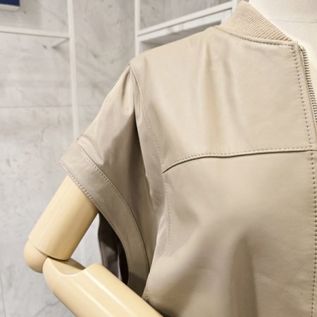 라운드넥 가죽 베스트