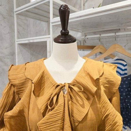 브이넥 러플 블라우스