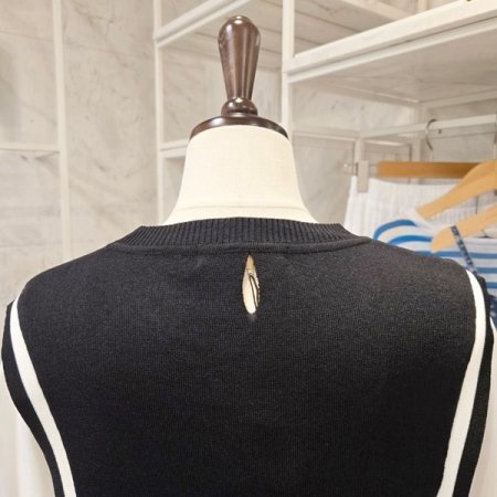 소매배색 라운드 니트