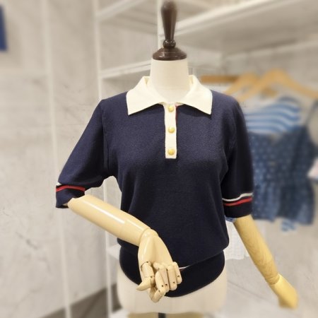 금장 배색 카라 니트