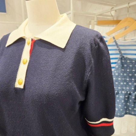 금장 배색 카라 니트