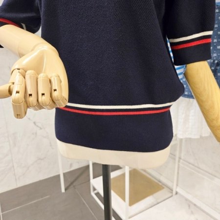 금장 배색 카라 니트