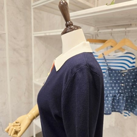 금장 배색 카라 니트