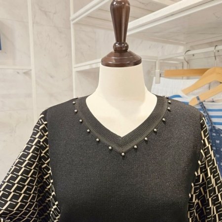 구슬장식 소매 배색 니트