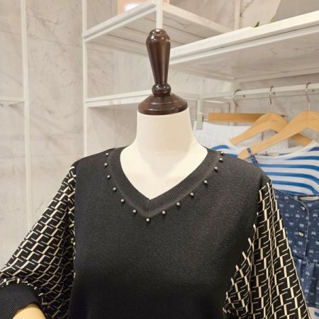 구슬장식 소매 배색 니트