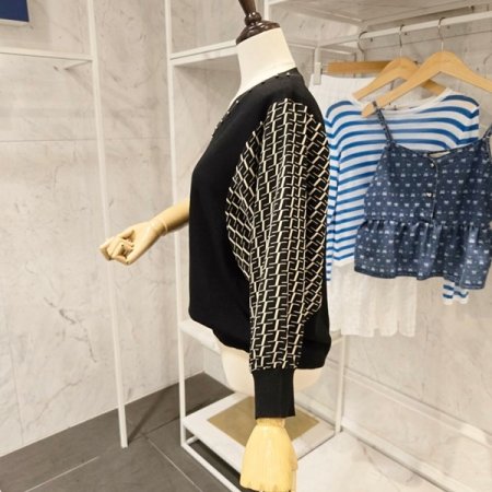 구슬장식 소매 배색 니트