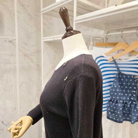 핀 장식 배색 니트