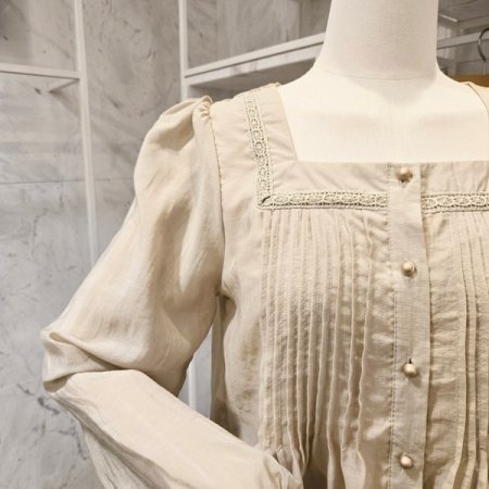 스퀘어넥 핀턱주름 블라우스