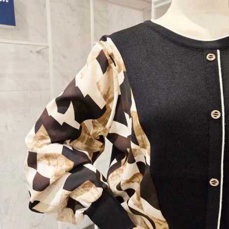 사선 배색 소매 니트