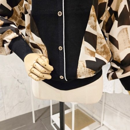 사선 배색 소매 니트