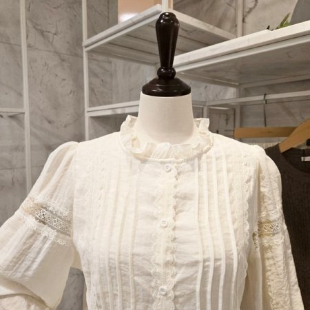 레이스 핀턱 블라우스