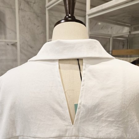 뒷 꼬임 카라 블라우스