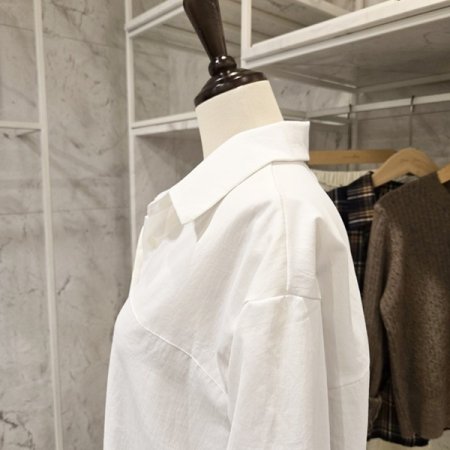 뒷 꼬임 카라 블라우스