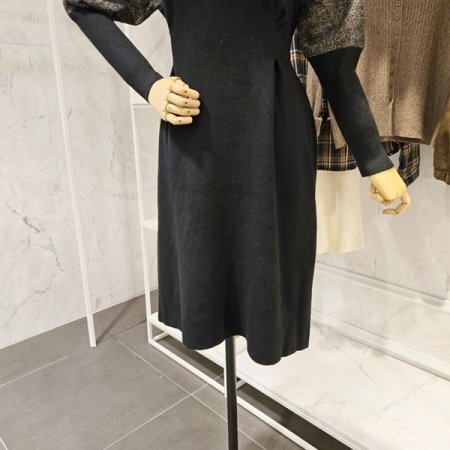 뒷 벨트 핀턱 니트 원피스