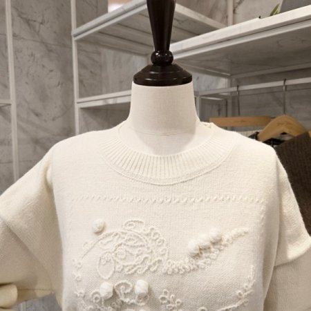 꽃 짜임 라운드넥 니트